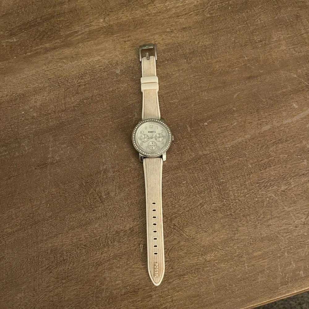 Fossil White Leather Strap Silver Tone Watch ES 2980